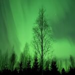 Den här fantastiska gröna aurora som dansar över bergen